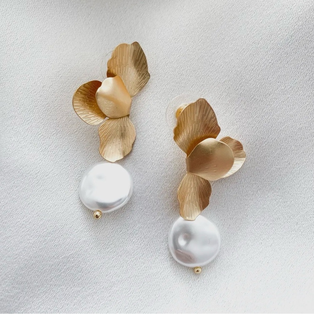 Designer Elegant Gold and Pearl Flower Earrings Brand New Never Worn or Used - Picture 3 of 4